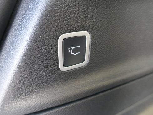 New 2026 Chrysler Pacifica Limited w/ Uconnect Theater Family Group AWD/4WD image 17