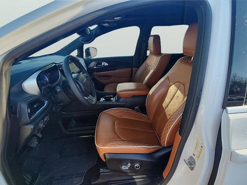 Used 2025 Chrysler Pacifica Pinnacle image 15