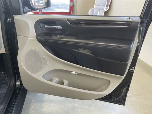 Used 2018 Dodge Grand Caravan SXT image 18