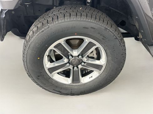 Used 2018 Jeep Wrangler Unlimited Sahara AWD/4WD image 11
