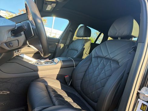 Used 2024 BMW X6 M60i w/ Climate Comfort Package image 9