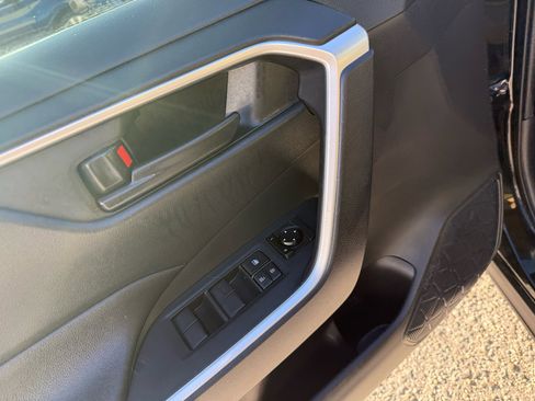 Used 2019 Toyota RAV4 LE image 10