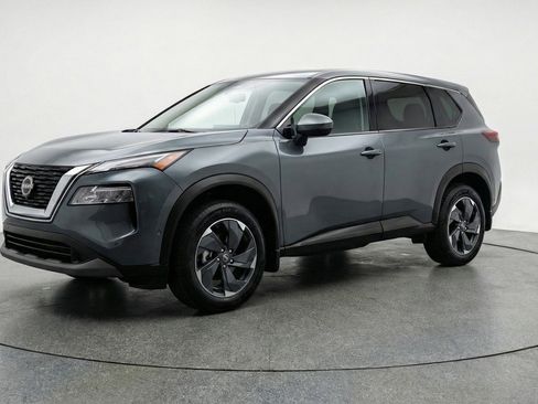 Used 2025 Nissan Rogue SV image 3