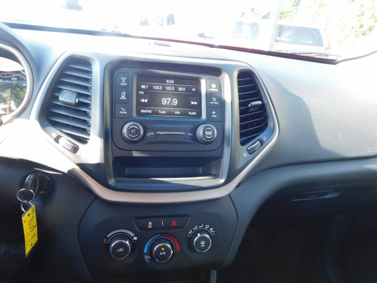 Used 2017 Jeep Cherokee Sport FWD image 11