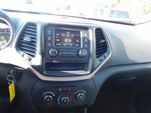 Used 2017 Jeep Cherokee Sport FWD image 11