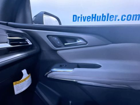 Used 2025 Chevrolet Traverse LT image 36