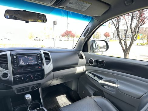 Used 2015 Toyota Tacoma 4x4 Double Cab w/ TRD Off-Road Package image 29
