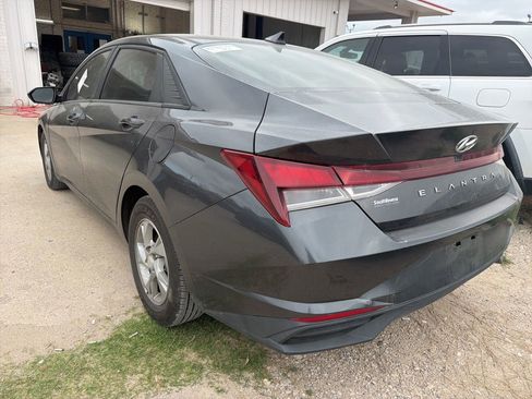 Used 2021 Hyundai Elantra SE image 3