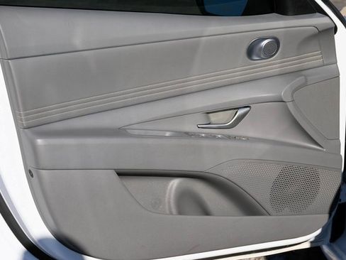 Used 2025 Hyundai Elantra SEL image 9