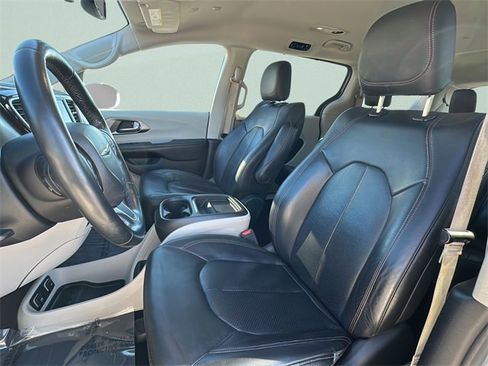 Used 2020 Chrysler Pacifica Touring-L image 11