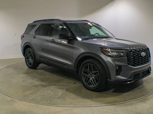 Used 2025 Ford Explorer ST AWD/4WD image 8