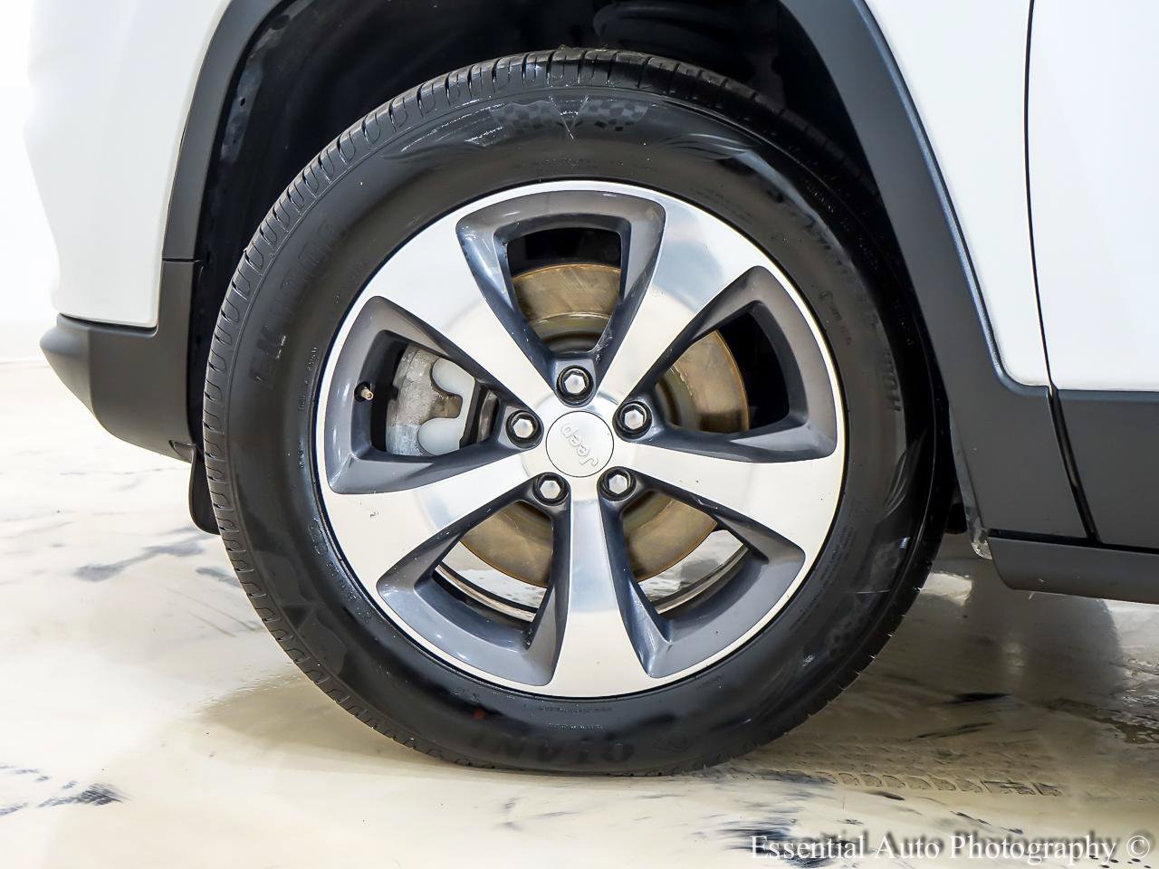 Used 2019 Jeep Cherokee Limited AWD/4WD image 12