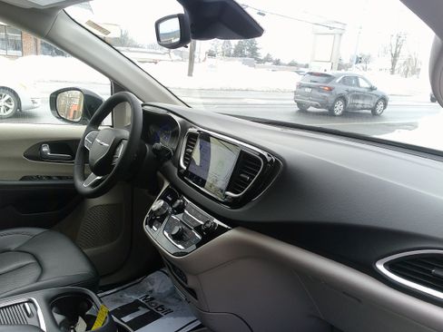 Used 2024 Chrysler Pacifica Touring-L image 20