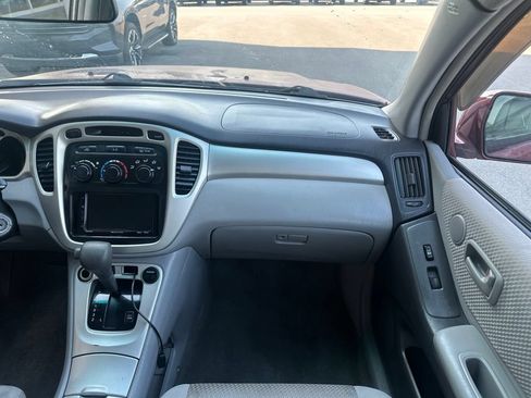 Used 2005 Toyota Highlander 4WD V6 w/ Appearance Pkg image 11