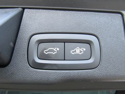 Used 2023 Volvo XC60 B5 Plus w/ Protection Package Premier image 28