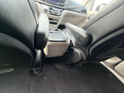 Used 2023 Chrysler Pacifica Touring-L FWD image 23