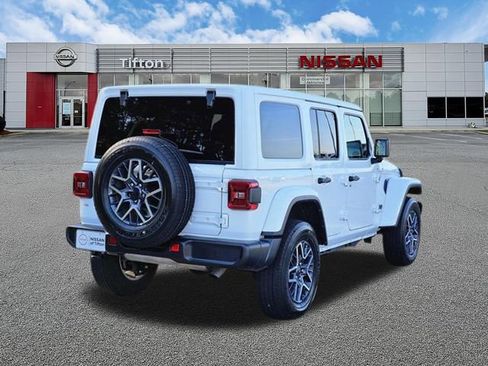 Used 2025 Jeep Wrangler Unlimited Sahara AWD/4WD image 4