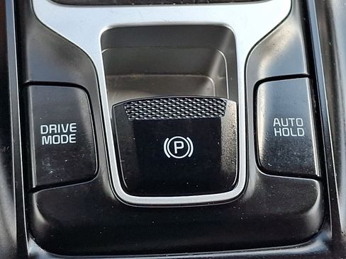 Used 2022 Kia Carnival LX FWD image 23