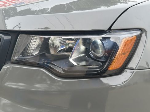 Used 2022 Jeep Grand Cherokee Laredo X AWD/4WD image 9