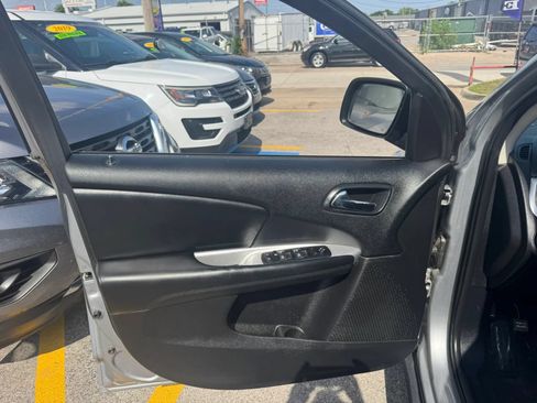 Used 2018 Dodge Journey SE w/ Connectivity Group FWD image 8