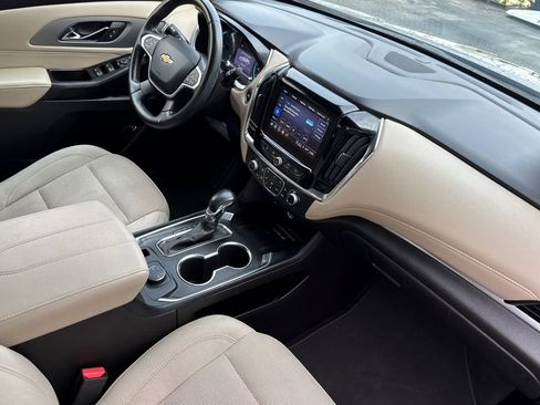 Used 2023 Chevrolet Traverse LT w/ Rear Camera Mirror Package image 17