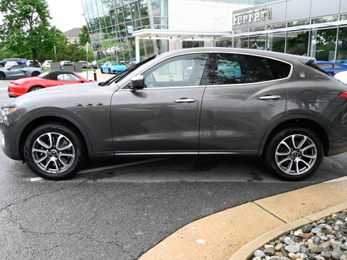 Used 2020 Maserati Levante S AWD/4WD image 8