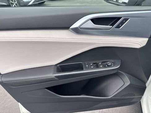 Used 2025 Volkswagen Taos SE w/ Panoramic Sunroof Package image 12