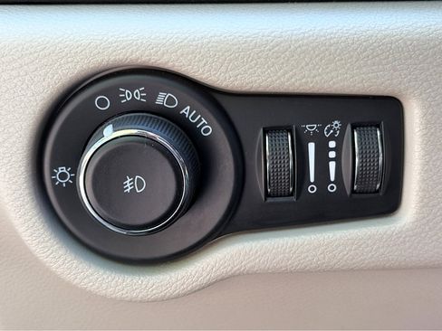 Used 2023 Chrysler Pacifica Limited FWD image 12