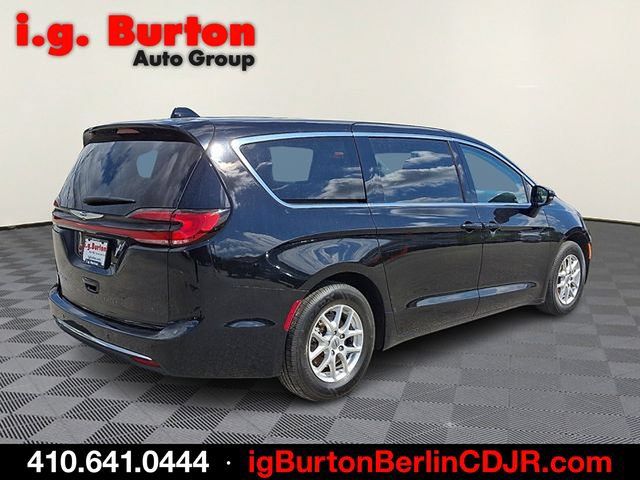 Used 2024 Chrysler Pacifica Touring-L FWD image 6