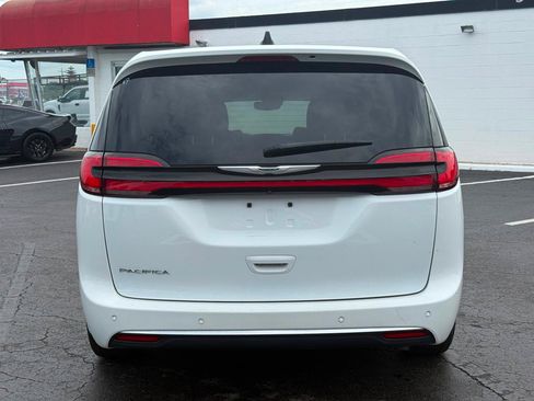 Used 2023 Chrysler Pacifica Touring-L FWD image 4