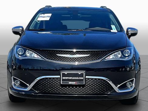 Used 2018 Chrysler Pacifica Limited w/ Tire & Wheel Group FWD image 3