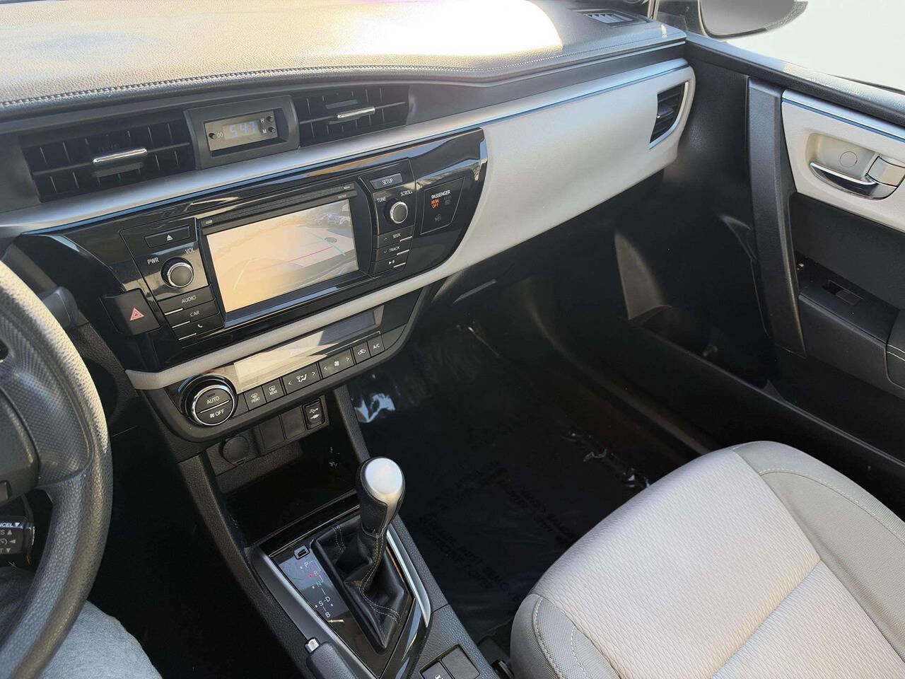 Used 2015 Toyota Corolla LE FWD image 18