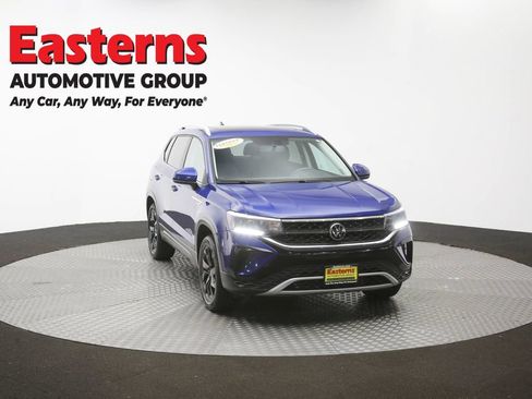 Used 2022 Volkswagen Taos SE w/ Panoramic Sunroof Package FWD image 51