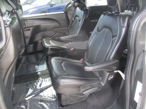 Used 2025 Chrysler Pacifica Select FWD image 10