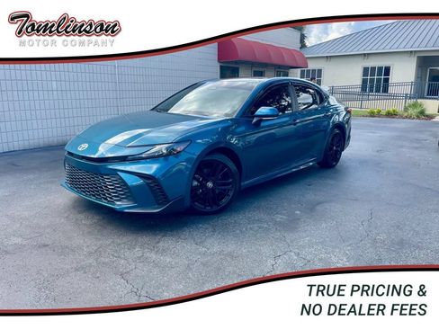 Used 2025 Toyota Camry SE FWD image 1