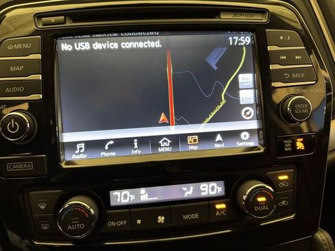 Used 2017 Nissan Maxima SR image 10