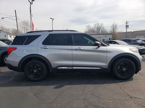 Used 2021 Ford Explorer XLT AWD/4WD image 2
