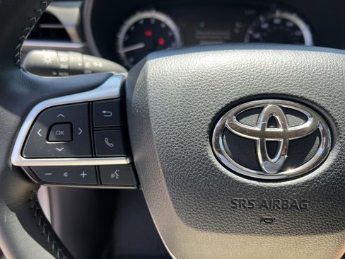 Certified 2024 Toyota Highlander LE image 10