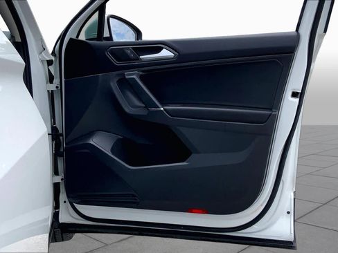 Used 2018 Volkswagen Tiguan SE w/ Panoramic Sunroof Package FWD image 22
