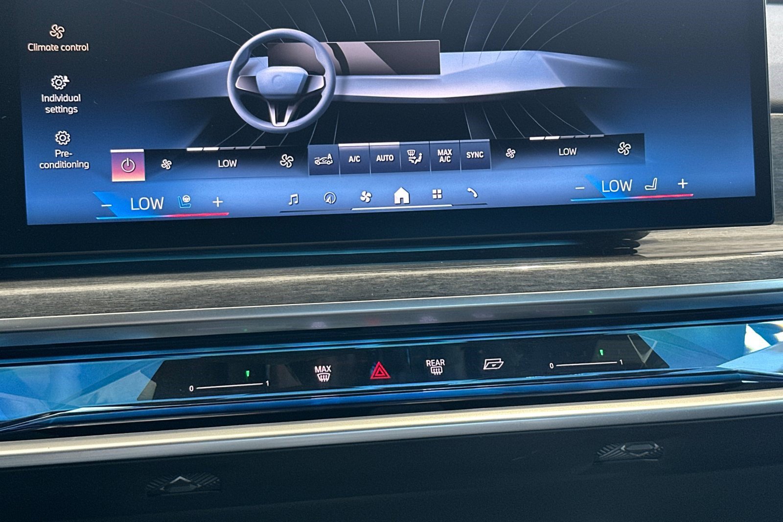 Certified 2024 BMW i7 xDrive60 RWD image 27
