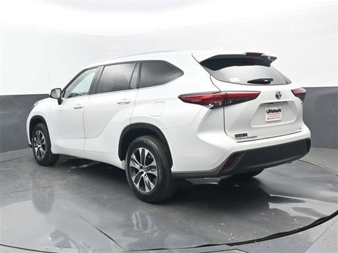 Used 2022 Toyota Highlander XLE image 3