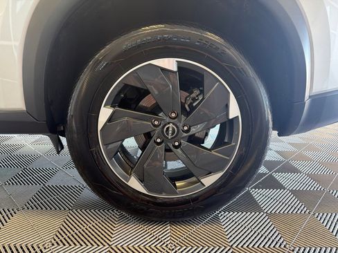 Used 2025 Nissan Rogue SV AWD/4WD image 9