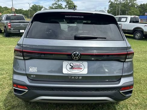 Used 2025 Volkswagen Taos SE FWD image 4
