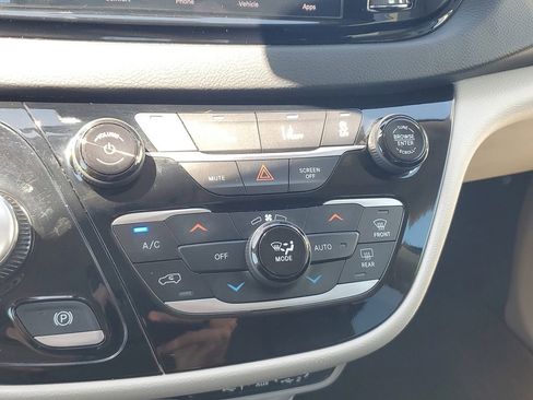 Used 2023 Chrysler Pacifica Touring-L image 23