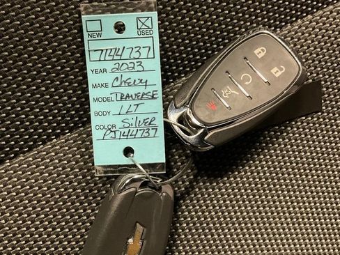 Used 2023 Chevrolet Traverse LT w/ Rear Camera Mirror Package image 39