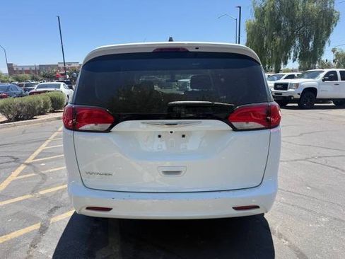 Used 2022 Chrysler Voyager LX FWD image 4