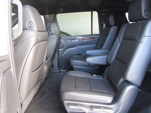 Used 2024 Cadillac Escalade ESV Luxury AWD/4WD image 15