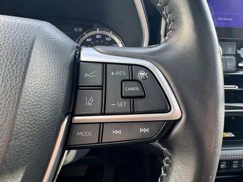 Used 2023 Toyota Highlander XLE AWD/4WD image 29