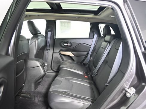 Used 2017 Jeep Cherokee Limited w/ Luxury Group AWD/4WD image 17