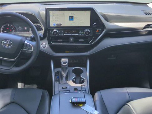 Certified 2026 Toyota Highlander XLE AWD/4WD image 11
